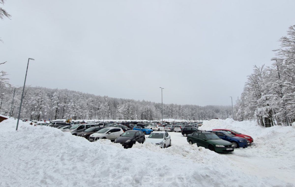 Snježni vikend donio zimske radosti, ali i probleme u prometu; domaća skijališta nastavljaju s radom i preko tjedna