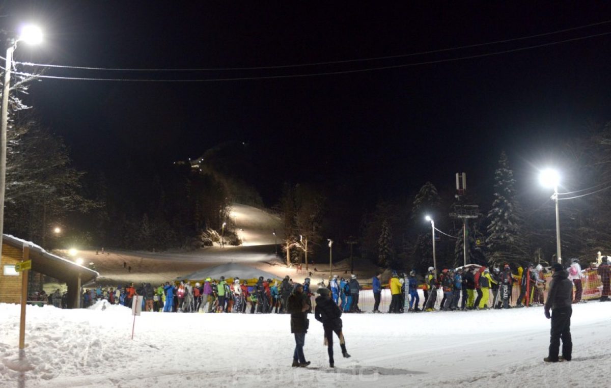 [VIDEO/FOTO] Spust pod okriljem mraka: Noćno skijanje okupilo stotine ljubitelja zimskih radosti