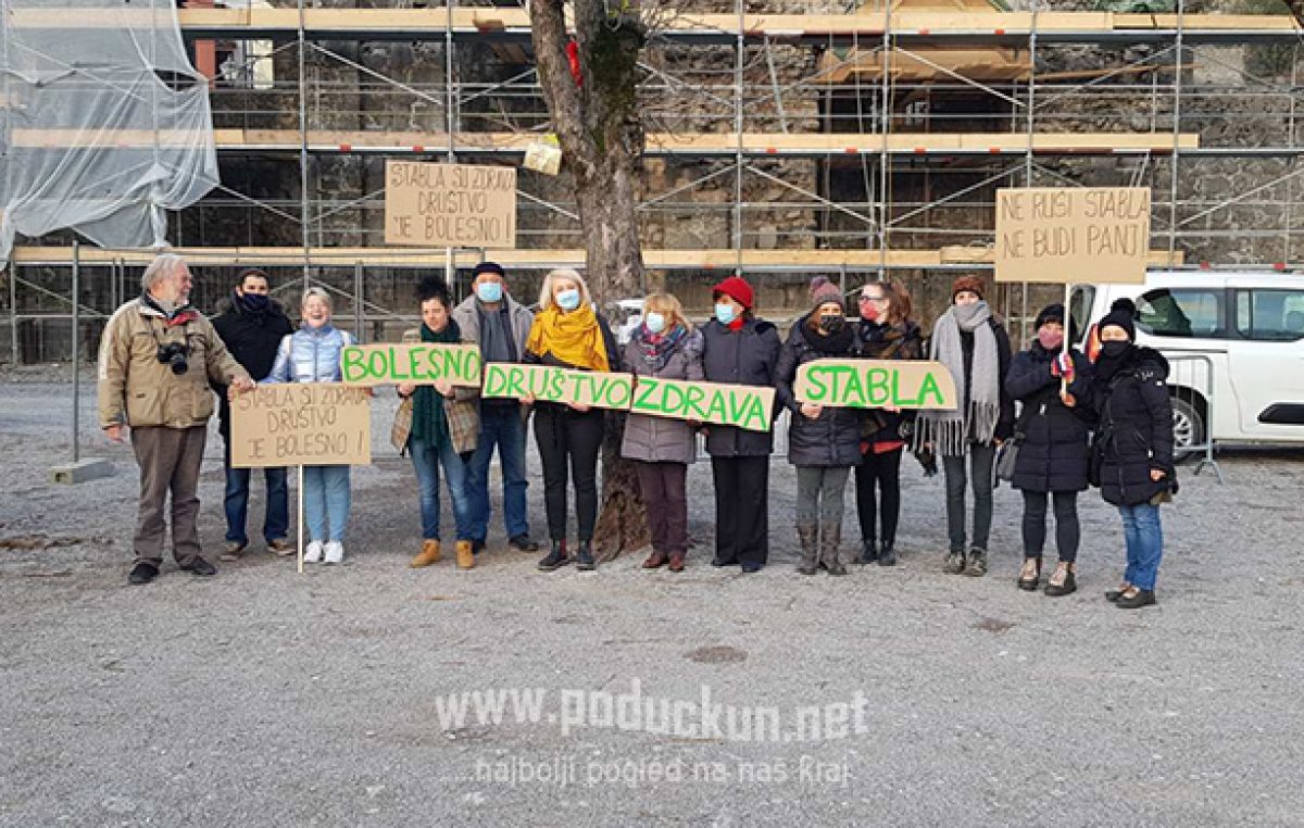 FOTO Građani prosvjedovali protiv uklanjanja stabala na Crekvini: “Stabla su zdrava, društvo je bolesno”