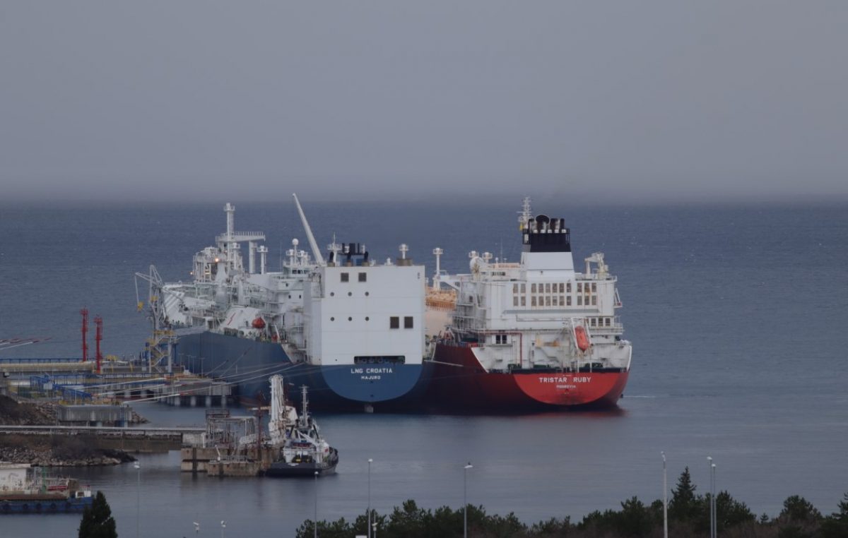 VIDEO Nesretan početak godine: U LNG Omišalj stigao prvi tanker, mještani kažu da je buka neizdrživa