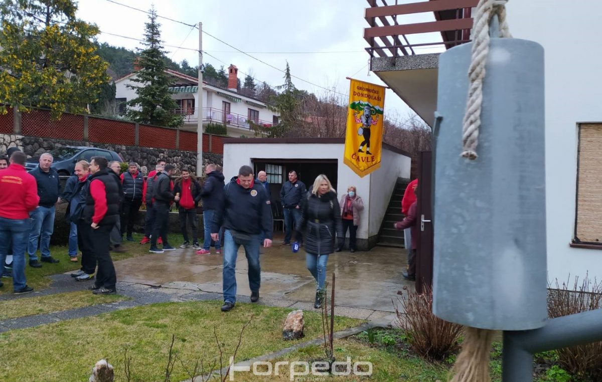 [FOTO/VIDEO] Dondolaši podignuli zvonac na Cipici, Romano Petrović zazvonio za početak Pusta