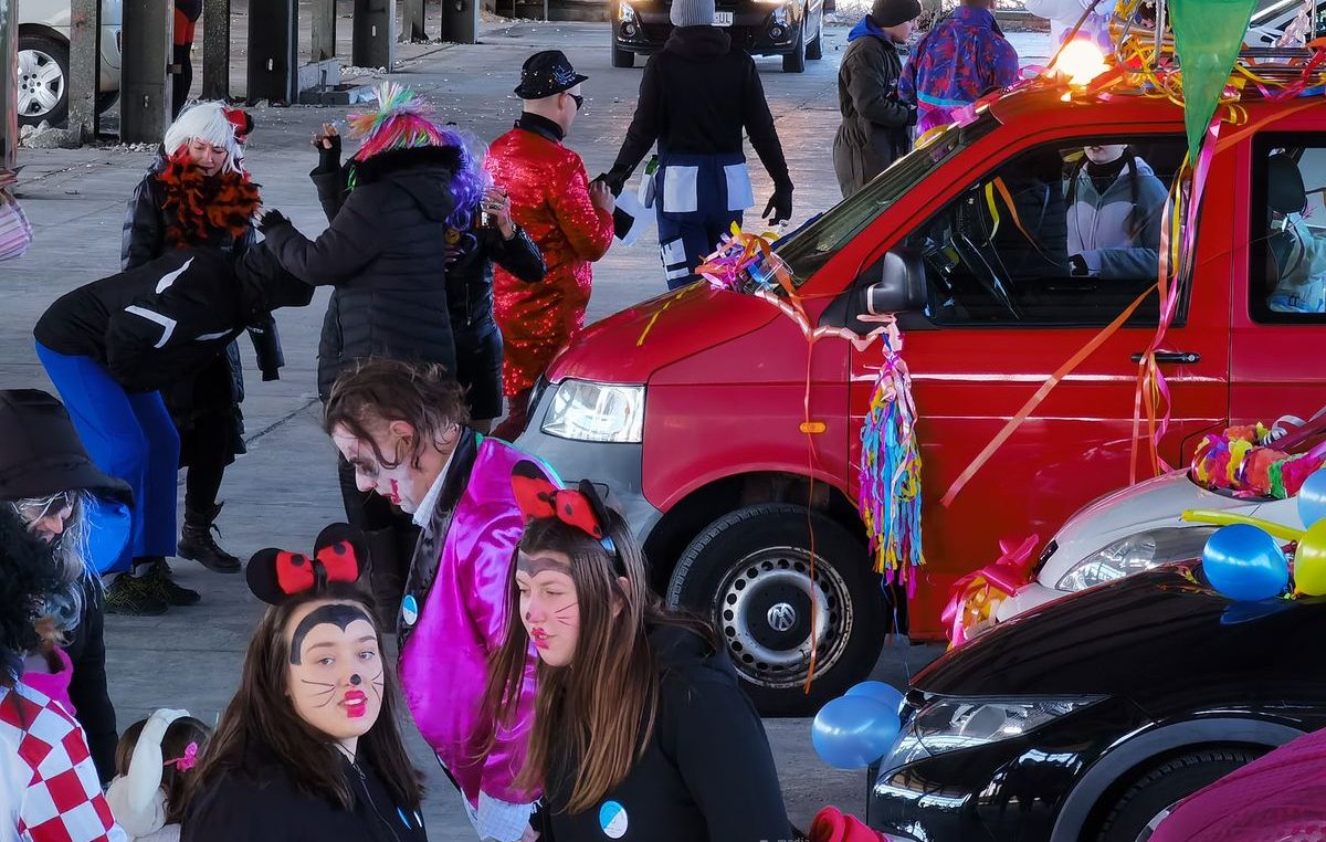 [FOTO/VIDEO] Umjesto karnevala – Carnevalska povorka: TuRistički bus, maskirana vozila i Fiesta za hrpu dobre energije