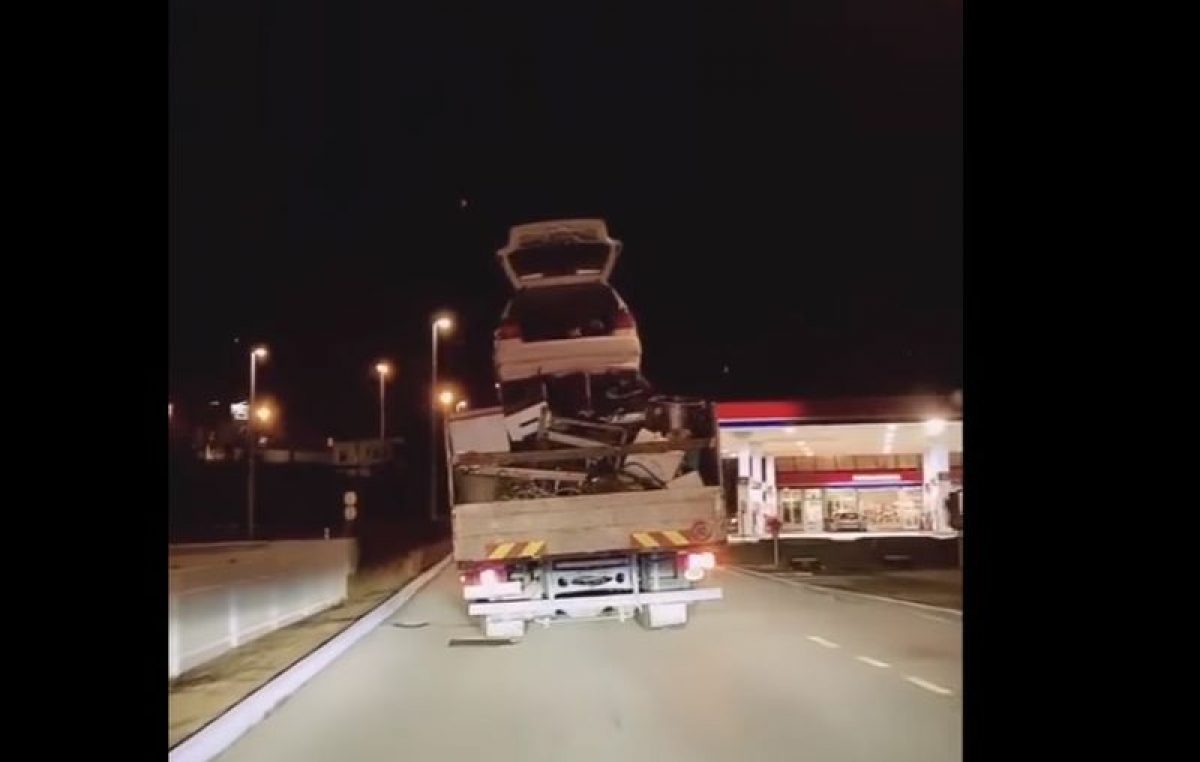 [VIDEO] Suludi pothvat: ‘Šlepao’ auto na vrhu kamiona punog dasaka
