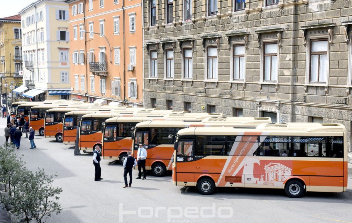 [FOTO] Predstavljeno 10 novih autobusa Autotroleja: koristit će se na gradskim i županijskim linijama koje imaju manji broj putnika