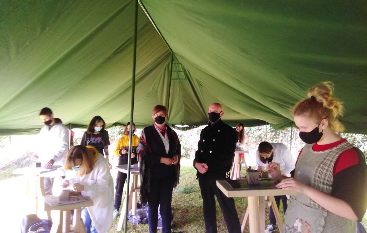 Dva šatora u parku Škole za primijenjenu umjetnost za bolju provedbu nastave u skladu s epidemiološkim mjerama
