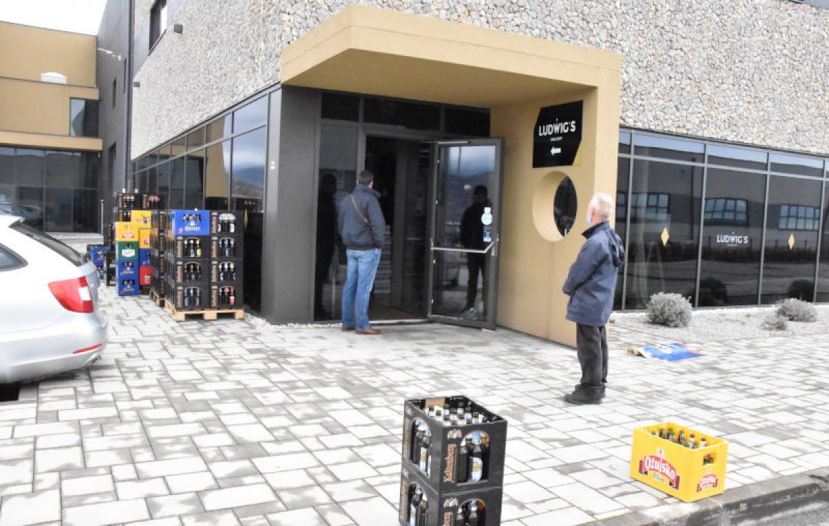 Stečajna rasprodaja: Pola sata u redu za jeftinije Kaltenberg pivo na Kukuljanovu