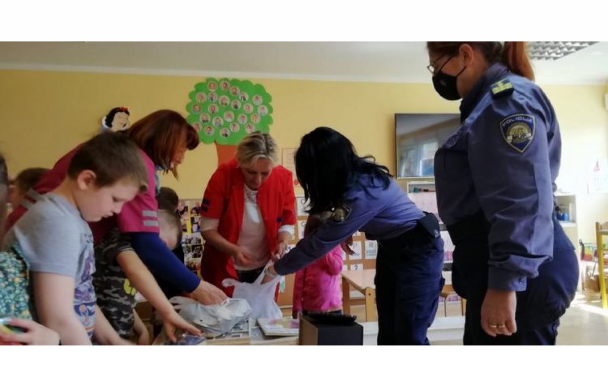 Policijska uprava Primorsko-goranska vrtićarima u Hrvatskoj Kostajnici darovala opremu i igračke