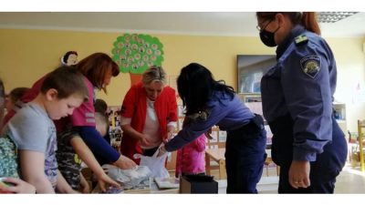 Policijska uprava Primorsko-goranska vrtićarima u Hrvatskoj Kostajnici darovala opremu i igračke