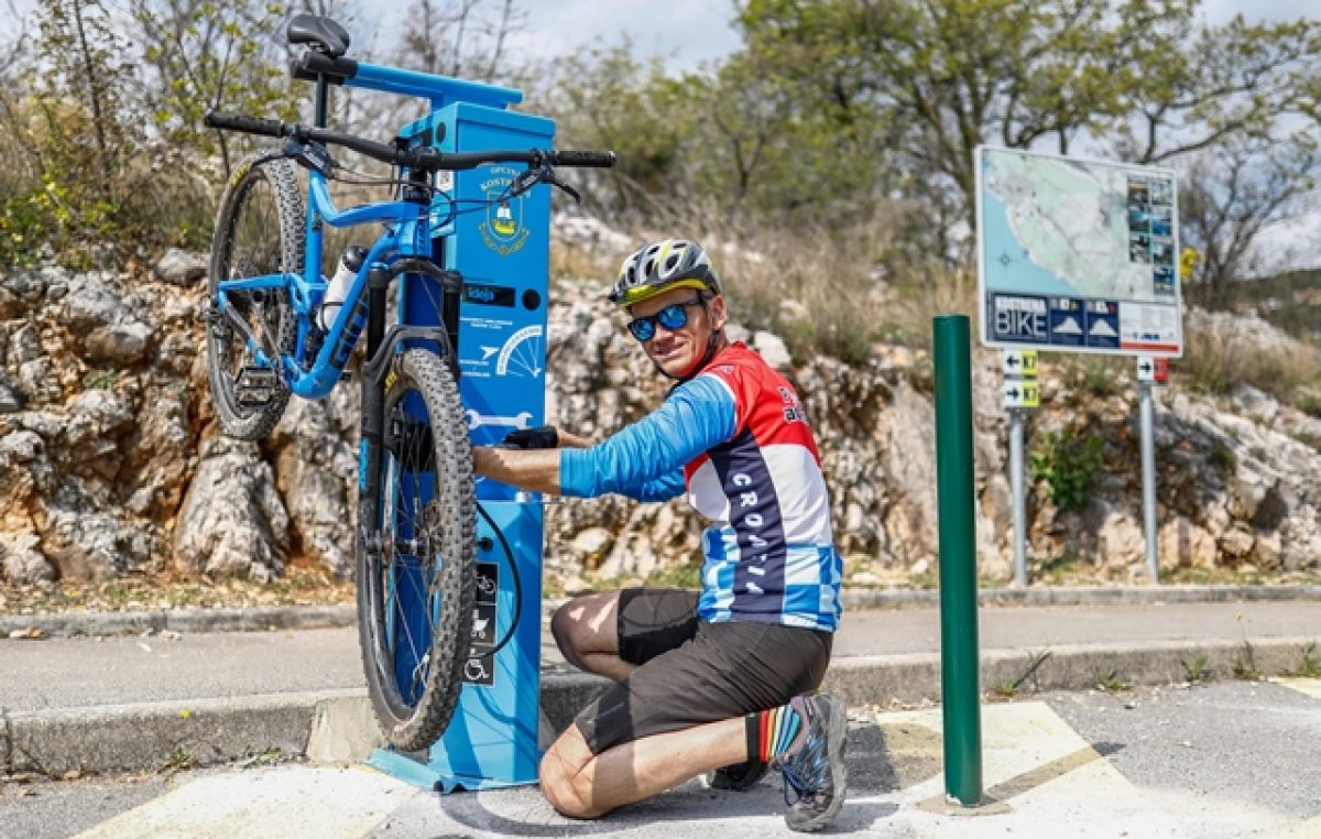 [FOTO/VIDEO] Kostrena predstavila novu servisnu stanicu za bicikle