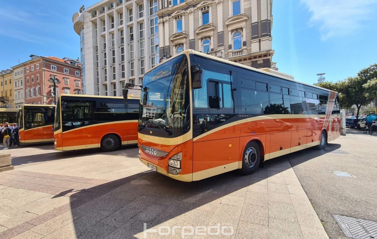 [FOTO] Predstavljeno pet novih prigradskih autobusa Autotroleja