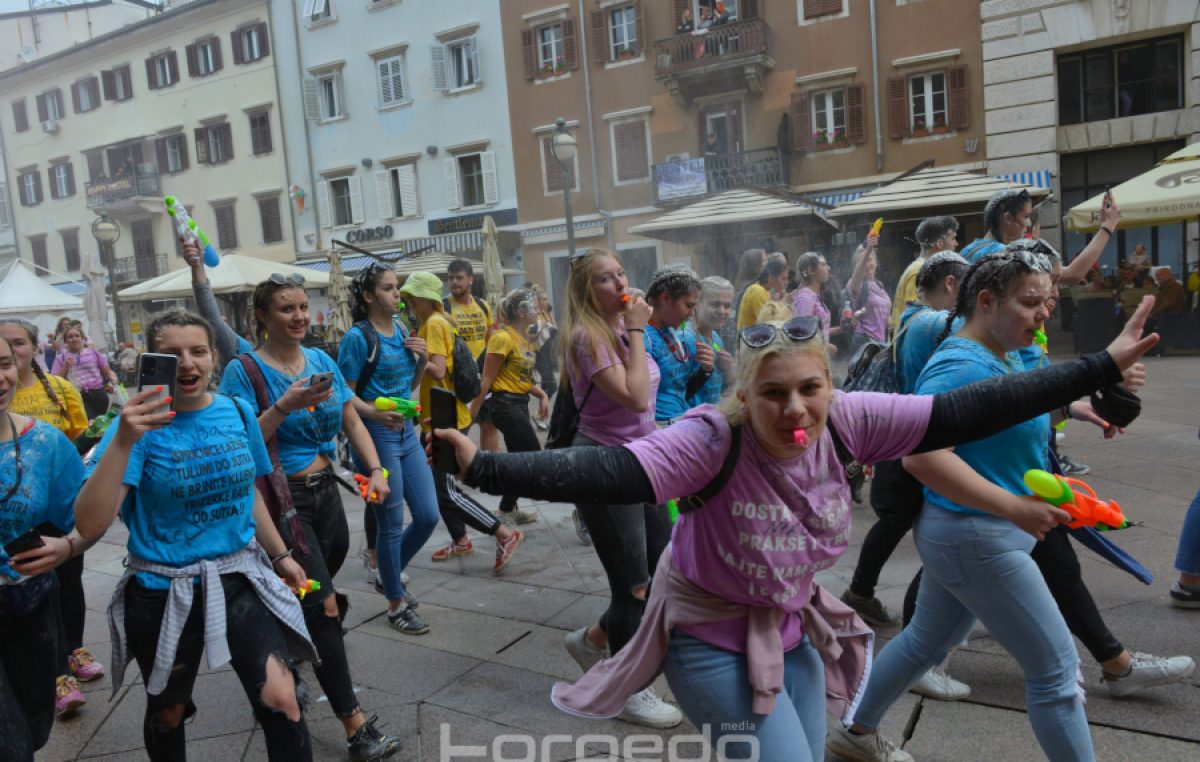 Baklje, dim i veselje: Maturanti na Korzu slave izlazak iz školskih klupa