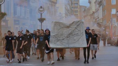 [VIDEO/FOTO] Baklje, dim i veselje: Maturanti na Korzu slave izlazak iz školskih klupa