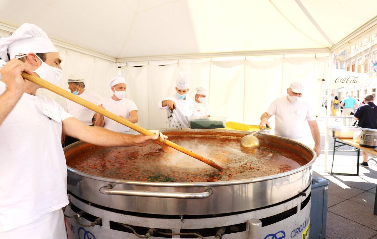 [FOTO] Gastrofešta na Korzu: podijeljeno 1500 porcija lignji na mornarski i štrudle od trešanja