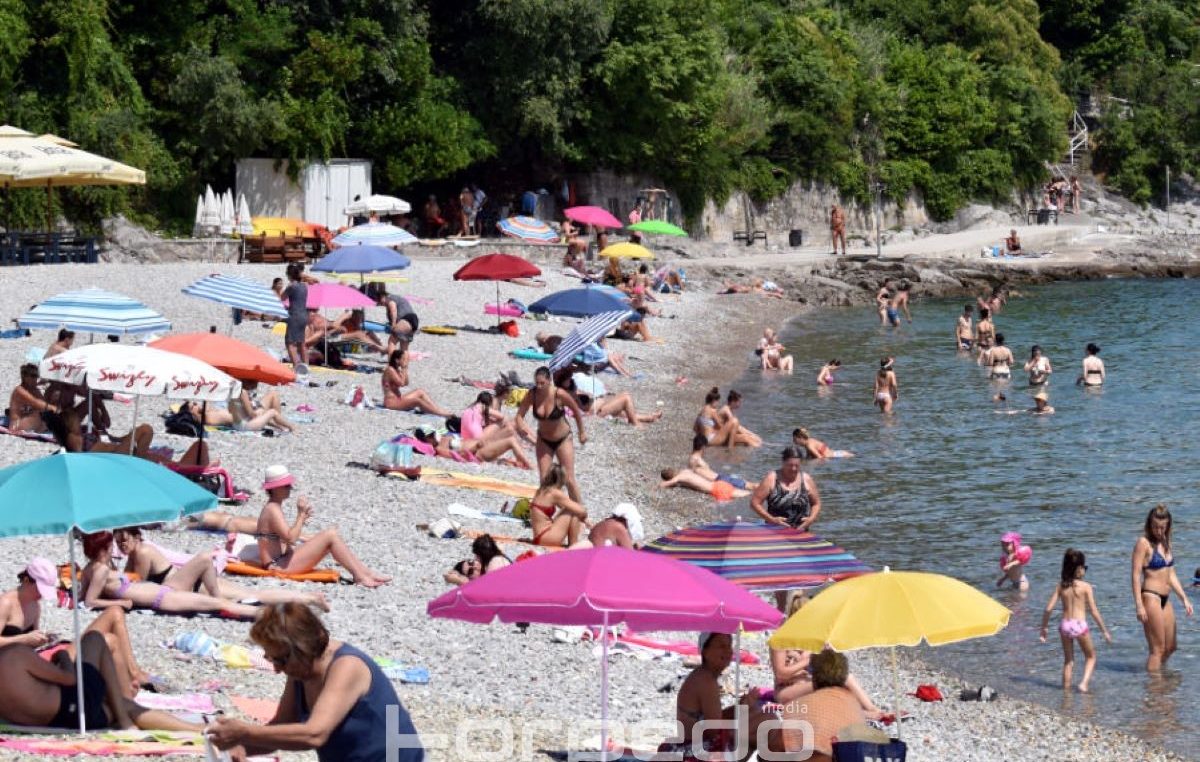 [U OKU KAMERE] Riječke plaže počele se puniti, ali more nije još na ljetnim temperaturama