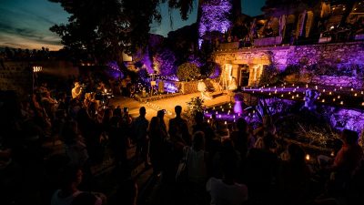 Čarolijom 2000 svijeća i plesnim performansom Udruge RI DANCE otvoreno 16. Ljeto na Gradini!