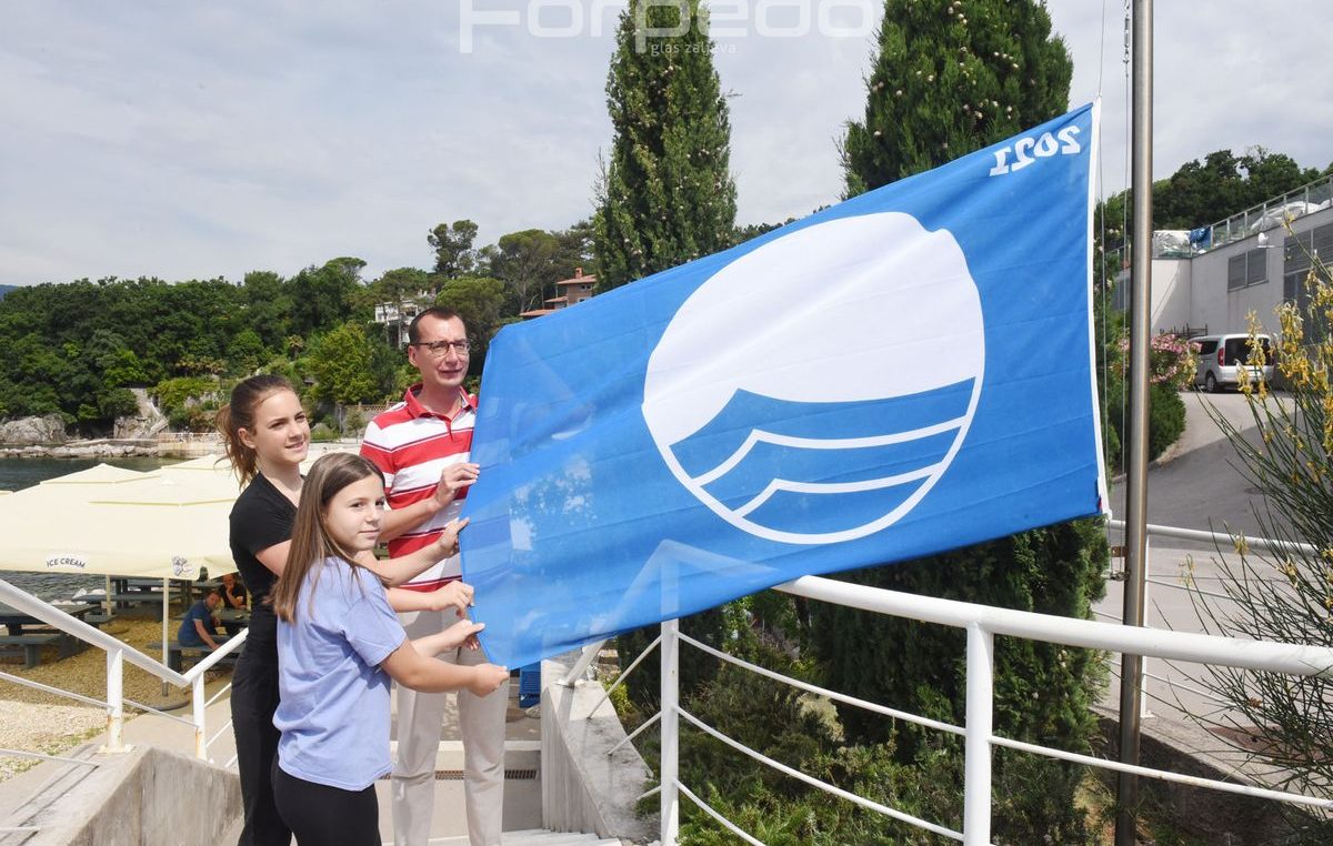 Na riječkoj plaži Ploče podignuta je Plava zastava