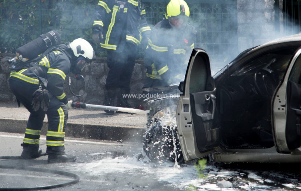 [VIDEO/FOTO] Plamena stihija zahvatila automobil u vožnji, vatrogasci promptno ugasili požar