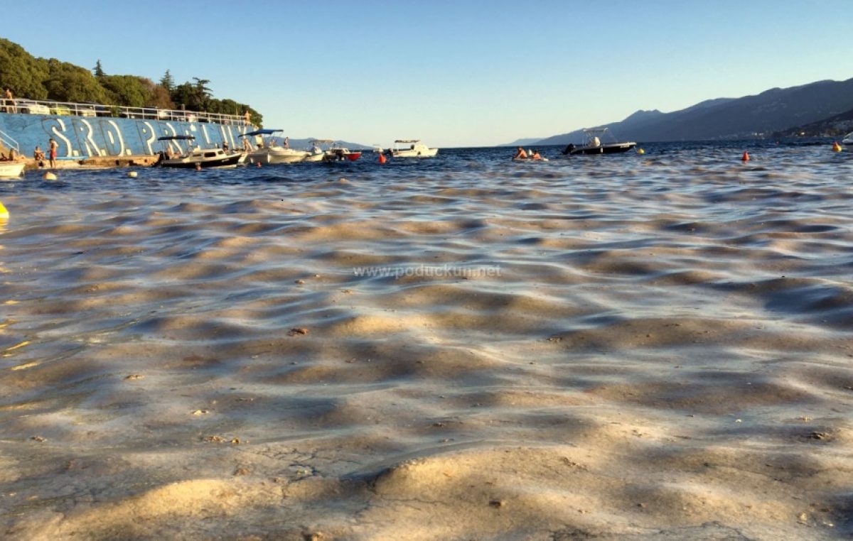 Slojevi sluzi prekrivaju plaže diljem Kvarnera: Iako more nije privlačno, ne ugrožava zdravlje kupača