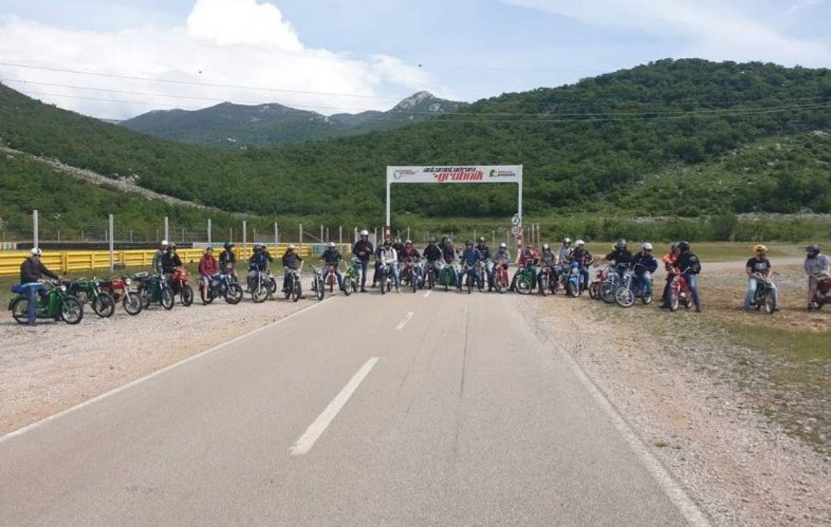 Veselo društvo motocikala i ljubitelja Tomos motora kreće na malu moto avanturu do sela Roswell