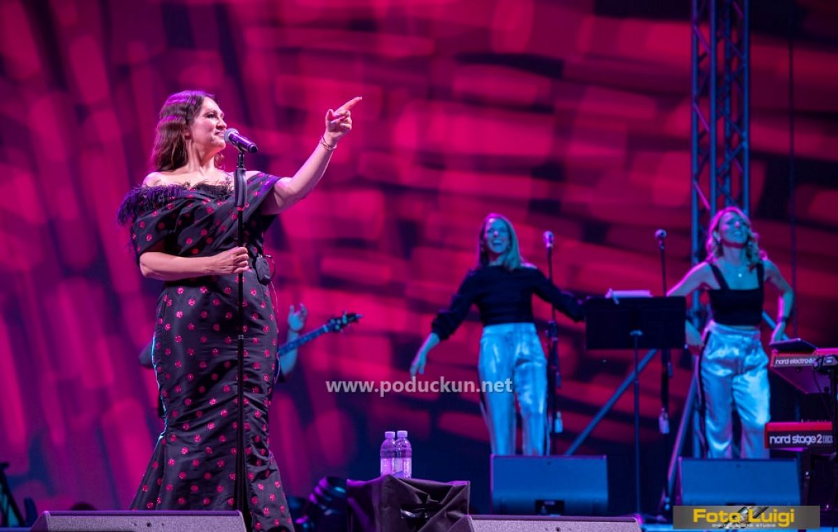 [FOTO/VIDEO] Nina Badrić rasplesala i raspjevala Ljetnu pozornicu