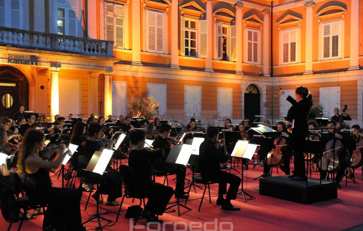 Trg Riječke rezolucije sinoć ugostio koncert “Šeherezada, Romeo i Julija, Bolero”