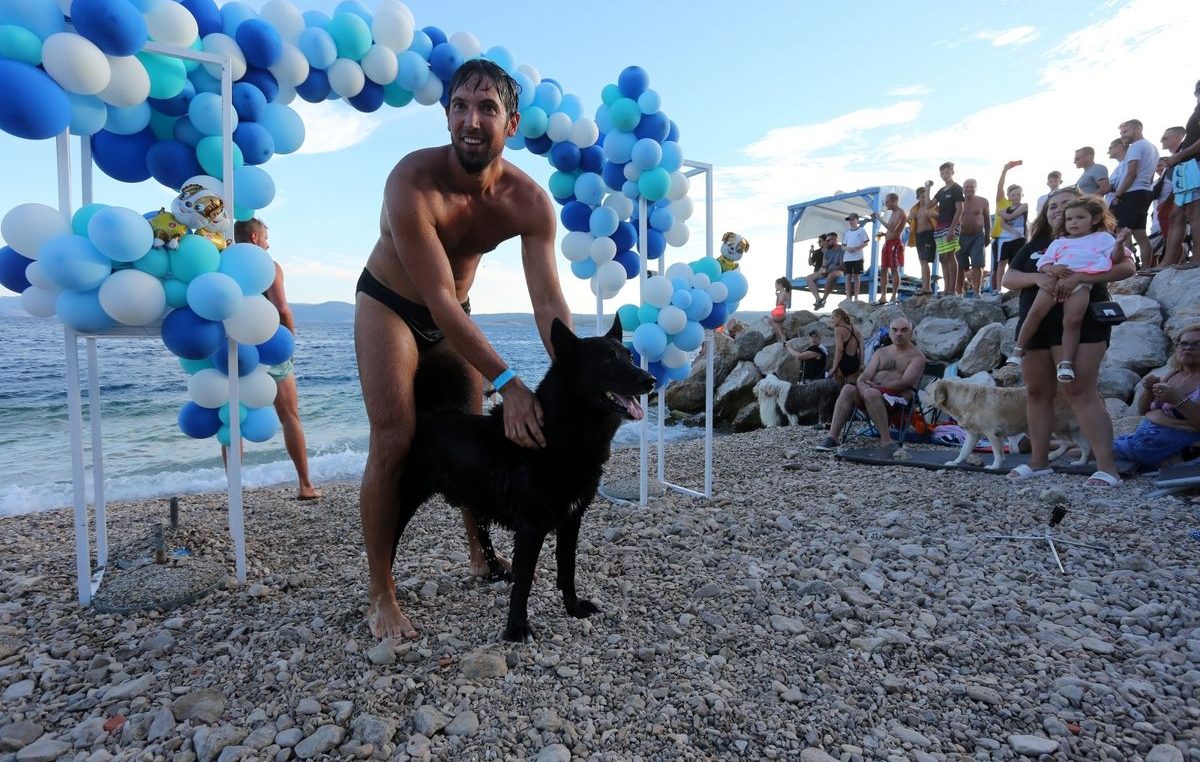 Nesvakidašnje natjecanje vlasnika i njihovih pasa “Monty Underdog Marathon” na plaži Monty’s Beach u Crikvenici