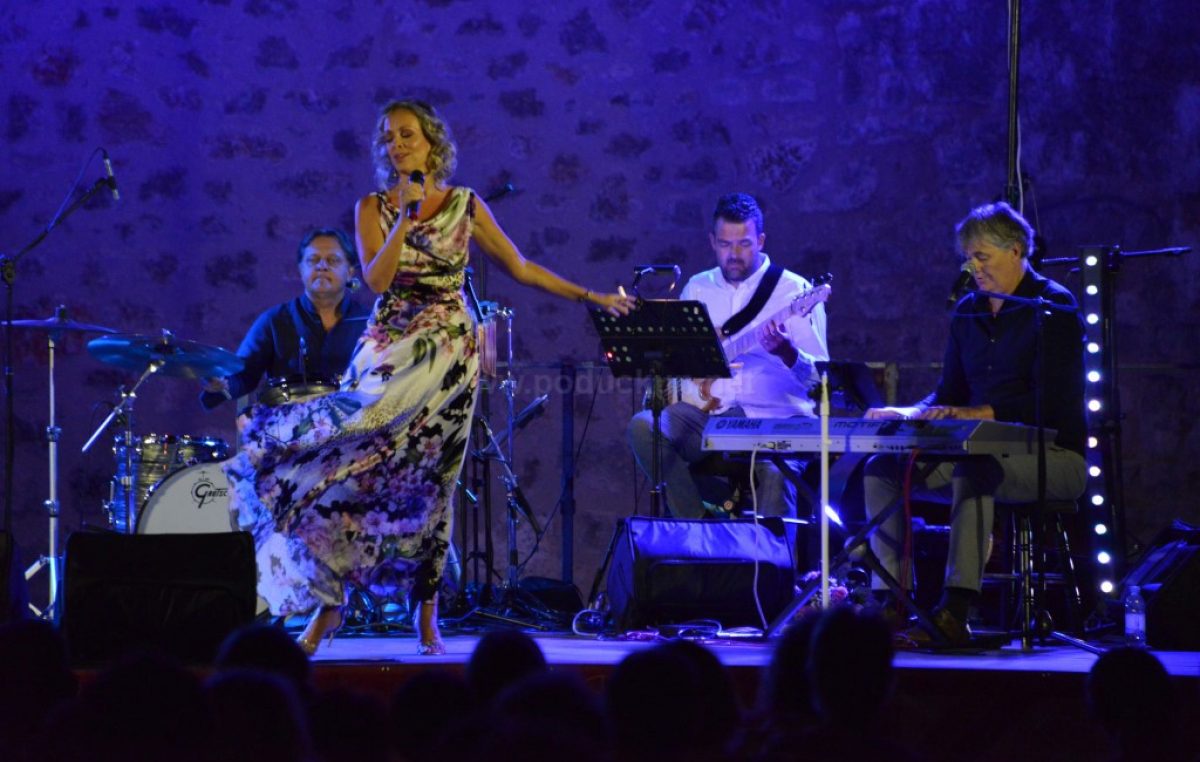 [VIDEO/FOTO] Karin Kuljanić sjajnim koncertom na Crekvini proslavila 25 godina svoje pjevačke karijere