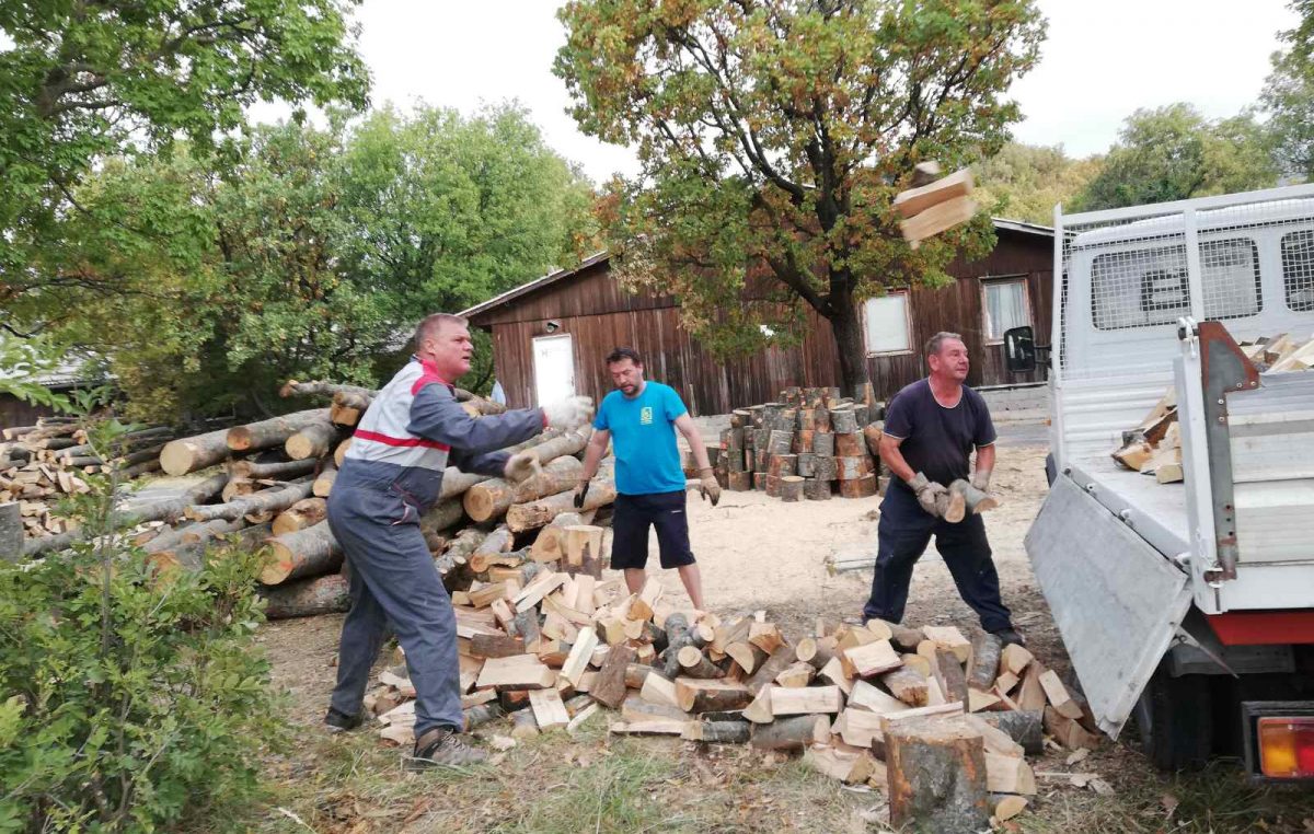 [FOTO] Nastavljen projekt “Zajedno sa vama 2021.” – Članovi USPDR Ajkule za svoje suborce i njihove obitelji pripremaju drva za ogrjev