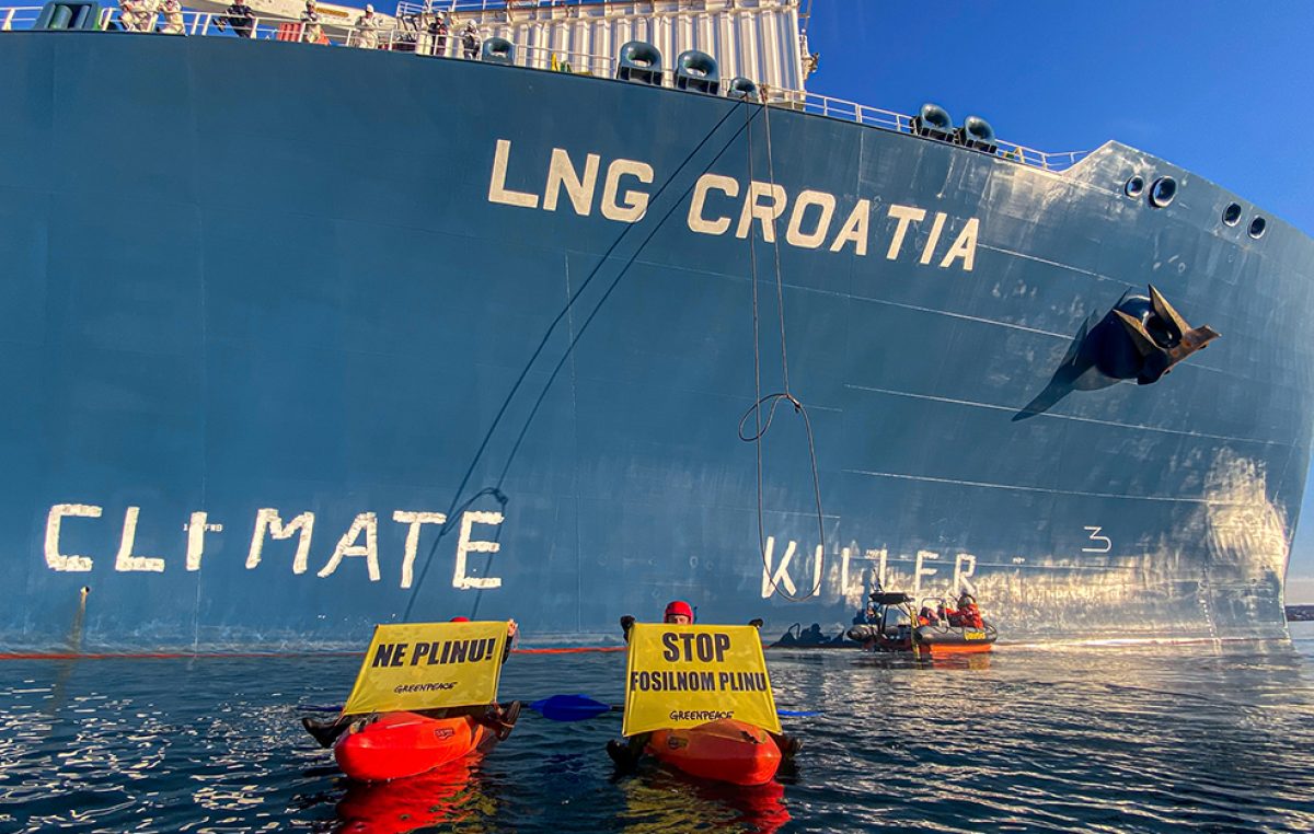 Aktivisti Greenpeacea natpisom na LNG terminalu prosvjedovali protiv fosilnog plina