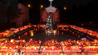 [FOTO] Sjećanje na drage pokojnike – Uoči blagdana Svih svetih riječka groblja obasjalo tisuće lumina
