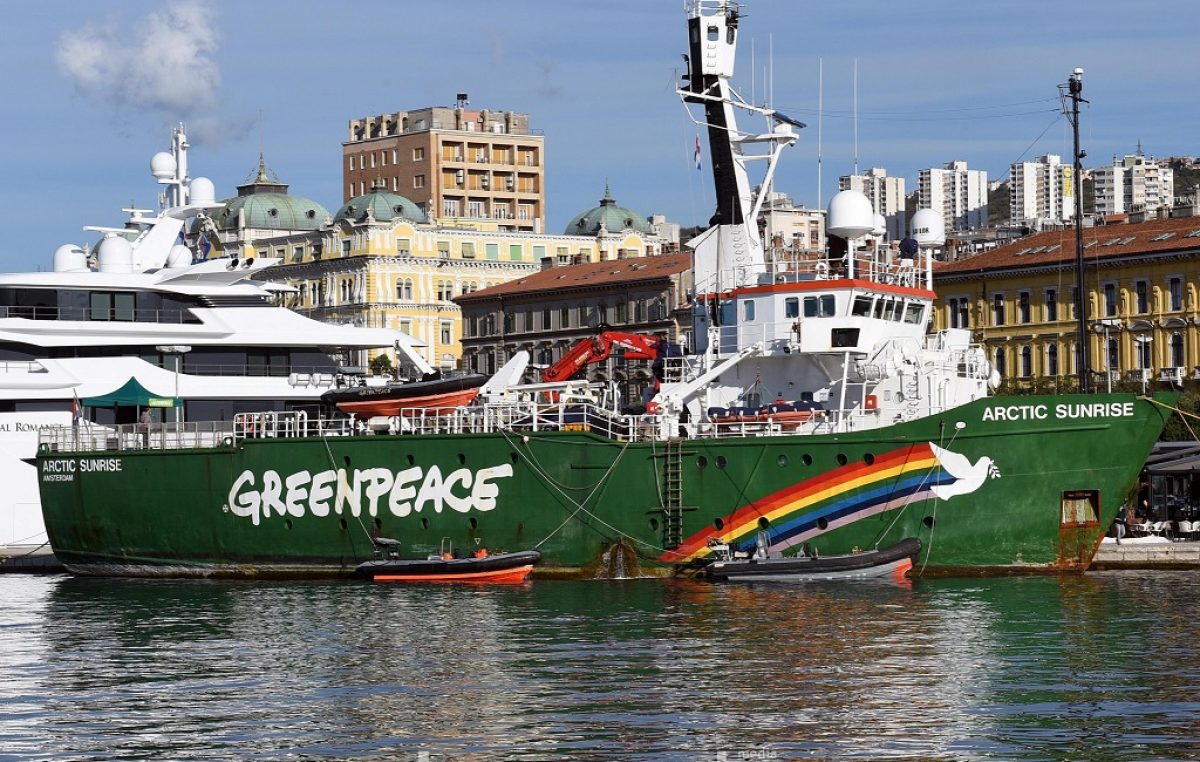 [U OKU KAMERE] Greenpeaceov brod usidren u Rijeci: „Plinskom biznisu profit, Jadranu otpad!“