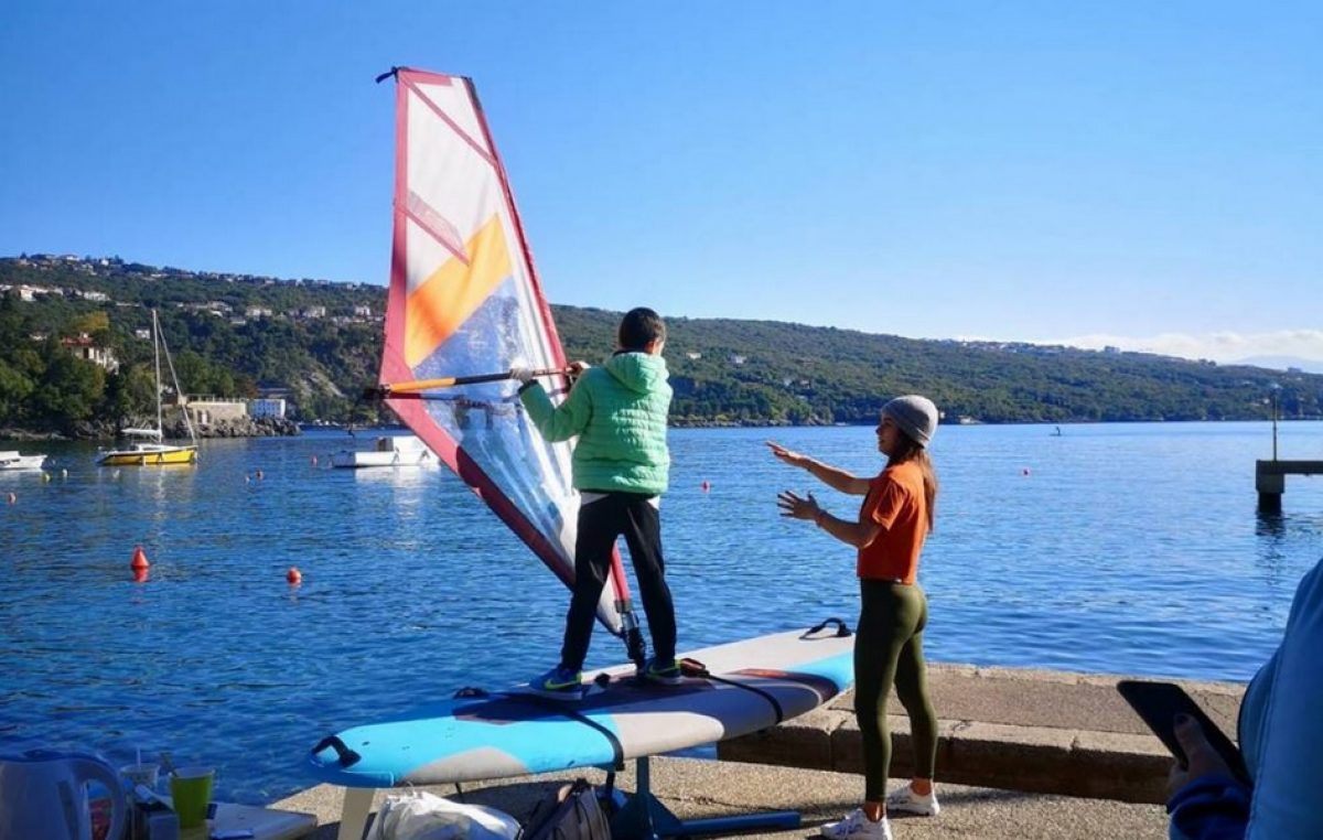 [U OKU KAMERE] Štićenici Dječjeg doma “Ivana Brlić Mažuranić” upoznali se s tajnama windsurfinga @ Volosko