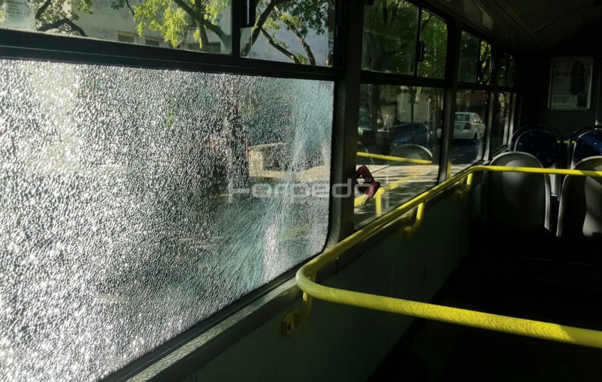 [VIDEO/FOTO] Divljaci razbili školski autobus po povratku iz Bakra