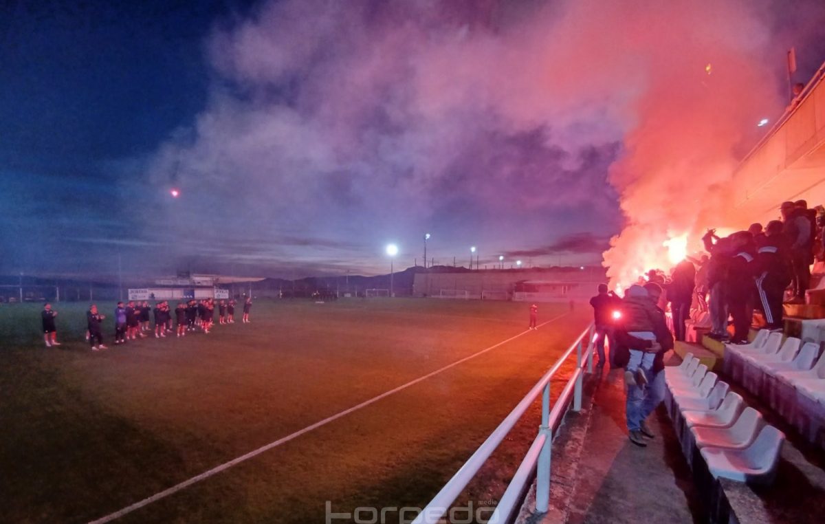 [U OKU KAMERE] Navijačka atmosfera na treningu – Armada pjesmom i bakljadom podržala nogometaše Rijeke pred susret s Hajdukom