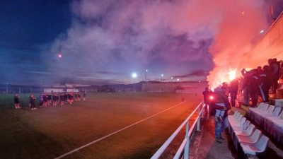 [U OKU KAMERE] Navijačka atmosfera na treningu – Armada pjesmom i bakljadom podržala nogometaše Rijeke pred susret s Hajdukom