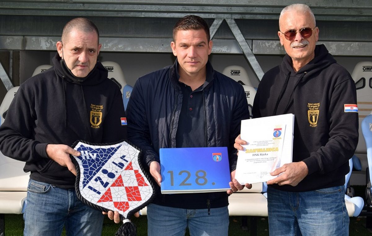 Predstavnici 128. brigade HV “Sveti Vid” uručili prigodne darove HNK Rijeka