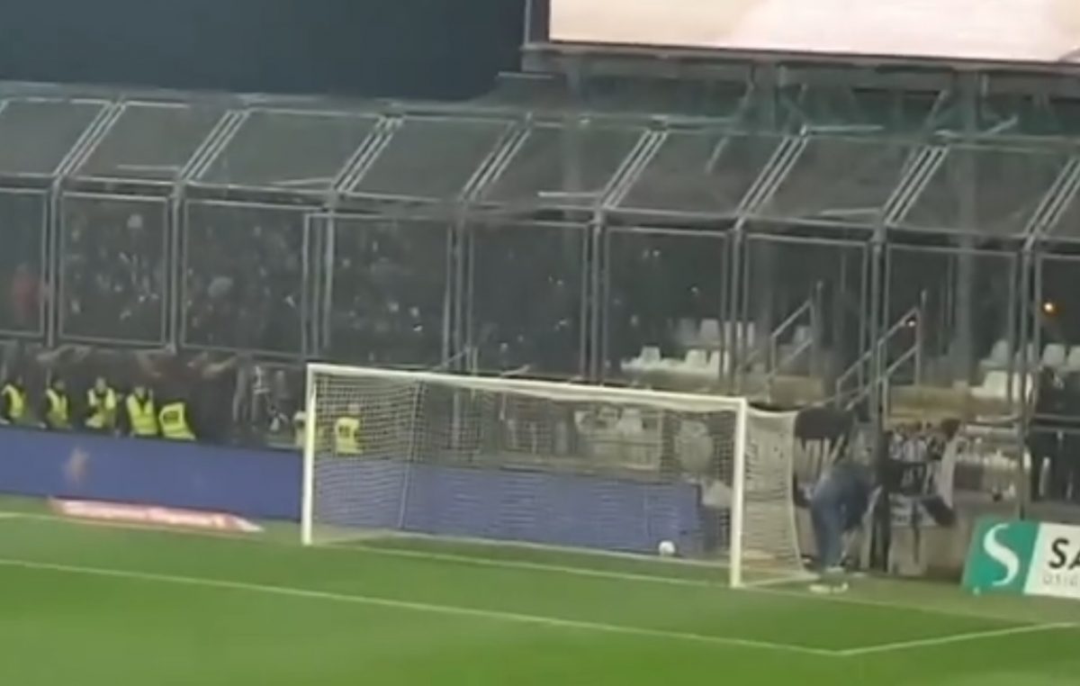 [VIDEO] Jadranski derbi pun tenzija, interventna policija ušla među navijače Hajduka