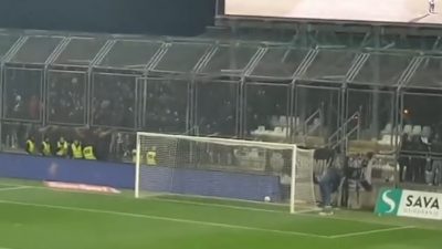 [VIDEO] Jadranski derbi pun tenzija, interventna policija ušla među navijače Hajduka