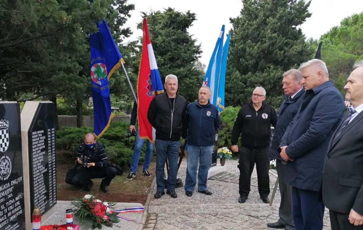 Otkriven spomenik poginulim pripadnicima 111. brigade Hrvatske vojske „Zmajevi”