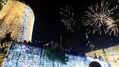 [FOTO/VIDEO] Paljenjem lampica i raskošnim vatrometom započela Adventska čarolija na Trsatskoj gradini