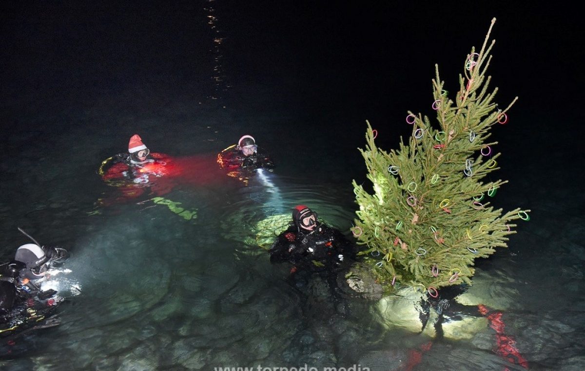[VIDEO/FOTO] U kostrensko podmorje položena okićena božićna jelka!