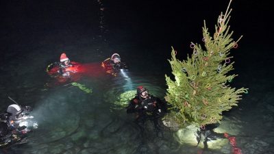 [VIDEO/FOTO] U kostrensko podmorje položena okićena božićna jelka!