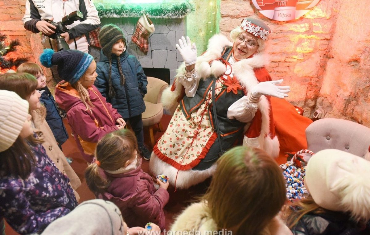 [FOTO] Baka Mraz oduševila mališane na Adventu na Gradini