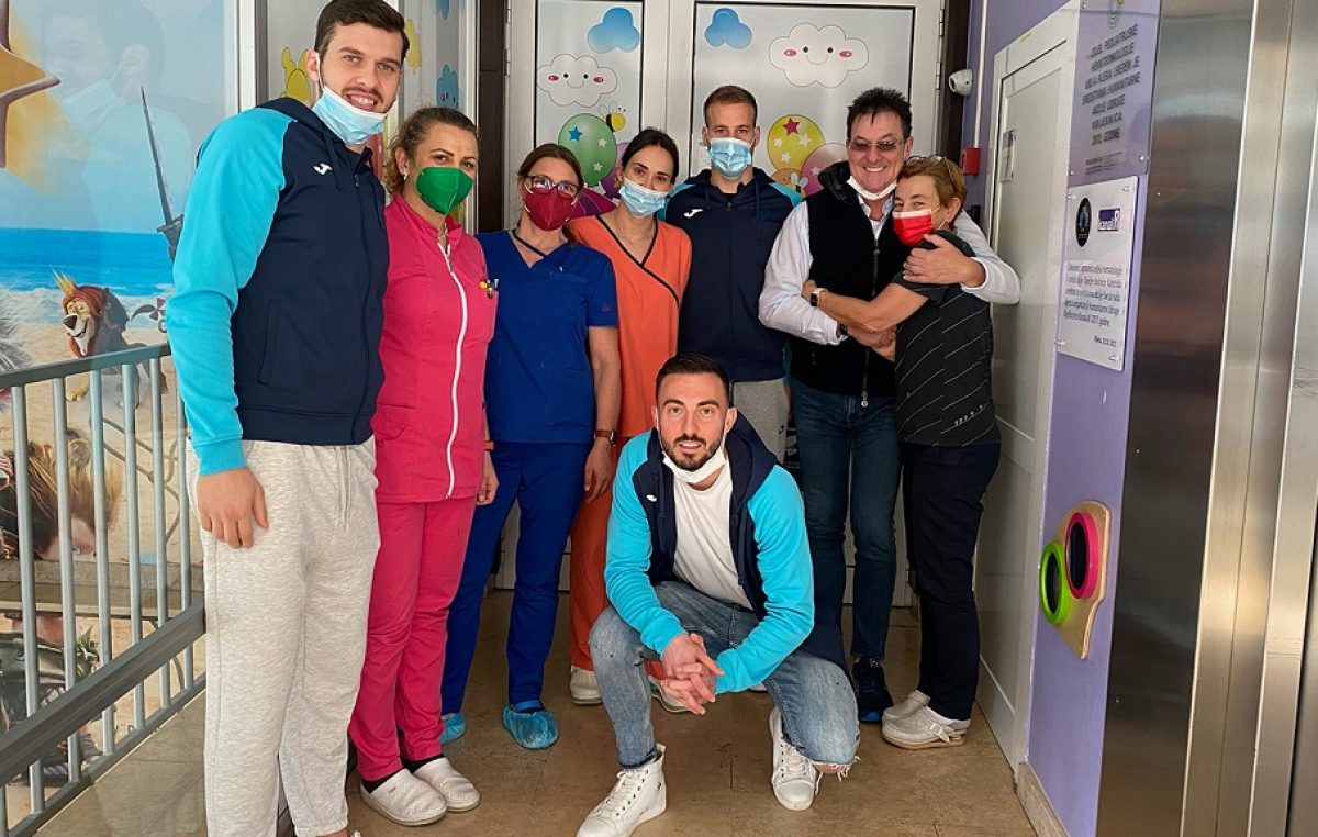 HNK Rijeka posjetio Dječju bolnicu Kantrida i prigodnim darovima obradovao najmlađe