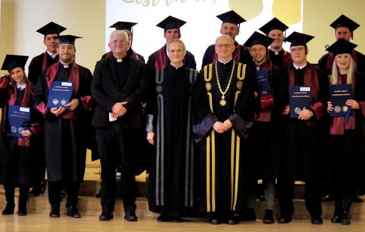Svečanost teologije u Rijeci: diplome primilo 13 diplomanata