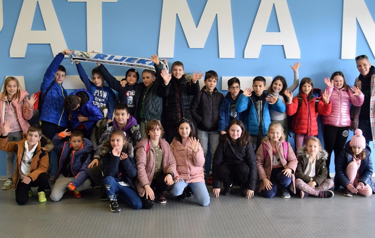 Učenici OŠ Turnić posjetili kamp HNK Rijeka, susret s nogometašima oduševio najmlađe