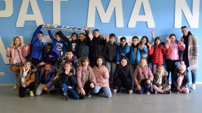 Učenici OŠ Turnić posjetili kamp HNK Rijeka, susret s nogometašima oduševio najmlađe