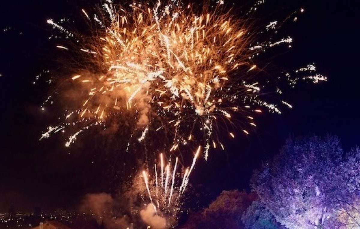 Jelenje: Vatromet i prigodna bakljada povodom Nove godine na Trgu mlikarice